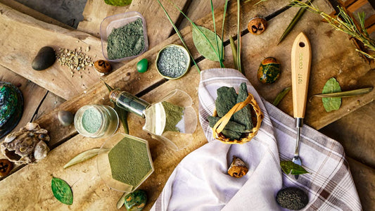 Poudres d'herbes naturelles sur table en bois - choisir le pandan de qualité
