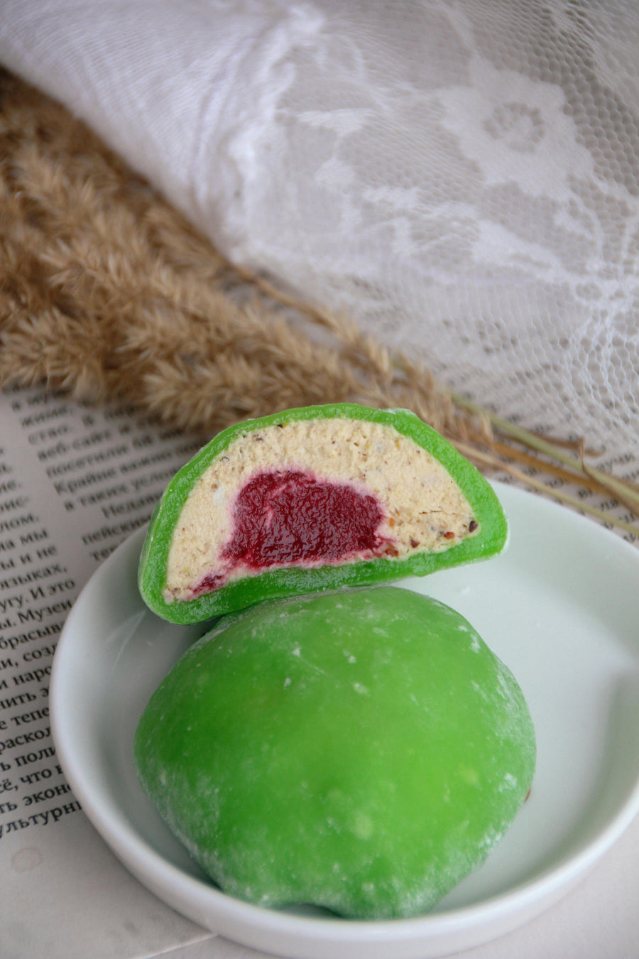 Hellgrüne Pandan-Mochi mit Stärke bestäubt und mit Bohnenpaste gefüllt